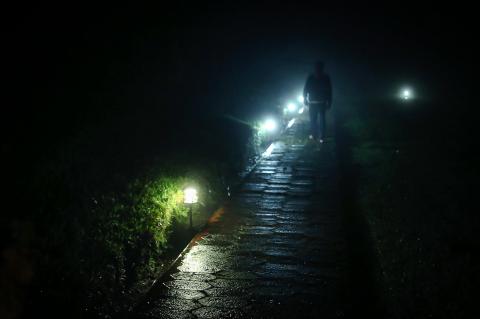 Noche de niebla en el Dhamma Vihara. Foto: Luis Jiménez Chargoy